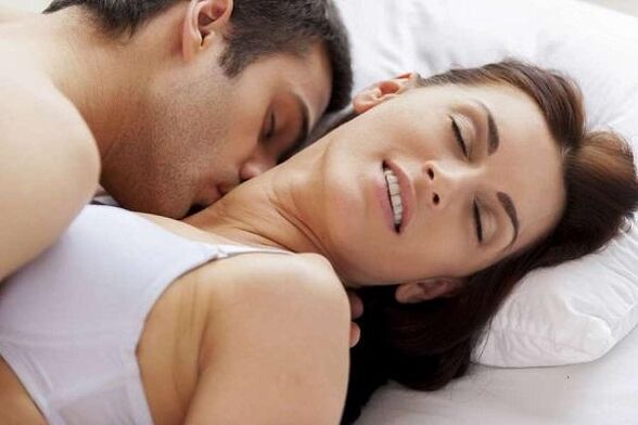 Intimität und Entlassung eines Mannes eines Mannes mit sexueller Aufregung