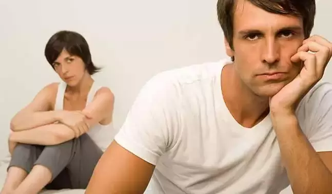 Der Mann leidet unter einer verminderten Potenz und ist nicht zu Intimität fähig